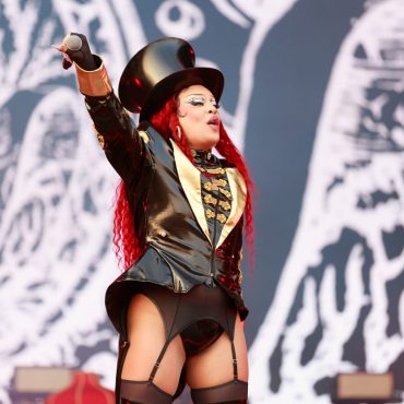 Gloria Groove levanta microfone para o públo enquanto se apresenta no Palco Mundo