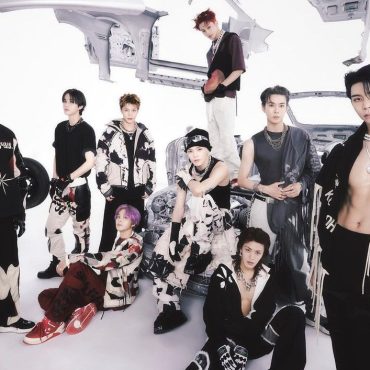 Os nove membros do grupo NCT 127 fazendo divulgação do novo single "2 baddies"