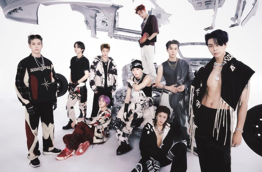 Os nove membros do grupo NCT 127 fazendo divulgação do novo single "2 baddies"