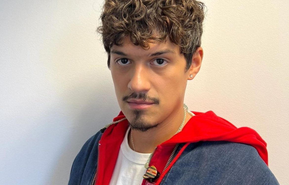 Omar Apolo, cantor e compositor norte-americano se apresentaria no Lollapalooza Brasil no dia 26 de março de 2023.