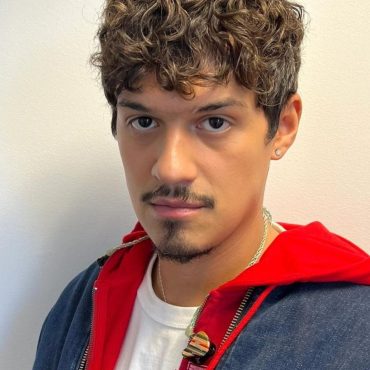 Omar Apolo, cantor e compositor norte-americano se apresentaria no Lollapalooza Brasil no dia 26 de março de 2023.