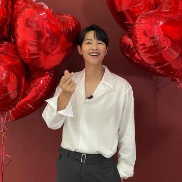 Song Joong-Ki, ator de "Vincenzo", anunciou seu casamento e a gravidez da esposa em uma carta aberta aos fãs. Chocando todos os fãs da dramaland.