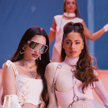 A renomada atriz, cantora e compositora TINI se une a artista, urbana e argentina, La Joaqui e ao mundialmente reconhecido DJ/produtor Steve Aoki para lançar o single “Muñecas”.