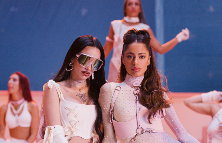 A renomada atriz, cantora e compositora TINI se une a artista, urbana e argentina, La Joaqui e ao mundialmente reconhecido DJ/produtor Steve Aoki para lançar o single “Muñecas”.