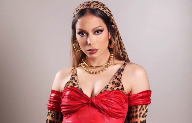 Anitta fantasiada de Tieta, ícone da teledramaturgia brasileira.