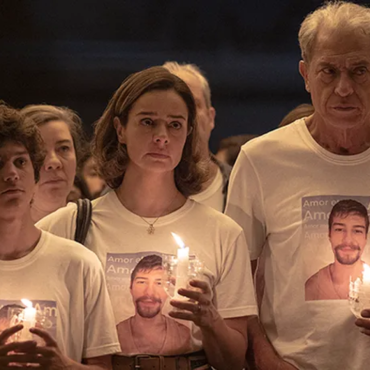 Em 27 de janeiro de 2013, a história de jovens e adultos em um município universitário se encontrariam ao saírem de casa, pela última vez, em direção a Boate Kiss, localizada em Santa Maria, no Rio Grande do Sul. A noite a qual se esperava ser apenas mais um momento de animação qualquer, se tornou a maior tragédia do Brasil envolvendo uma casa noturna. 242 pessoas perderam sua vida, enquanto mais de 600 pessoas saíram feridas após o vocalista da banda, que se apresentava naquela noite, ter acendido um sinalizador dentro do local fechado que se tornou um incêndio de grandes proporções. O comovente fato se tornou um livro intitulado "Todo Dia A Mesma Noite", de autoria da jornalista Daniela Arbex, com depoimentos da família e autoridades.