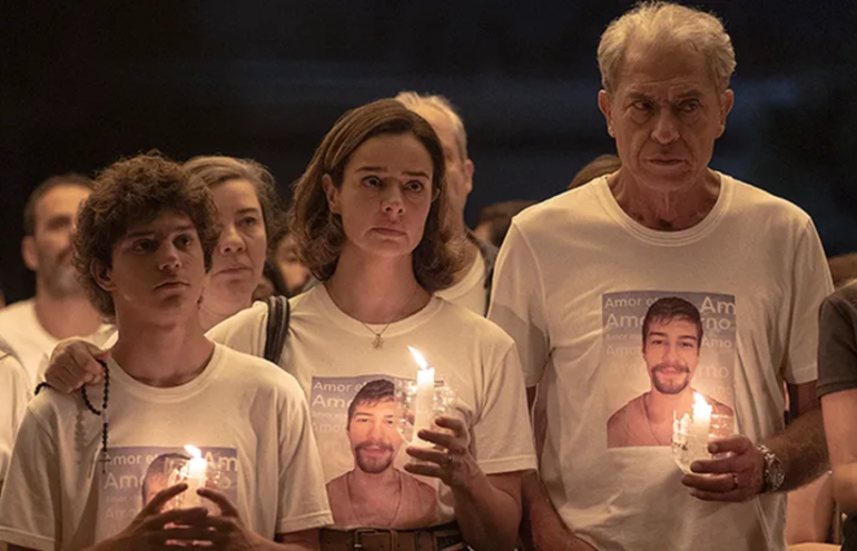 Em 27 de janeiro de 2013, a história de jovens e adultos em um município universitário se encontrariam ao saírem de casa, pela última vez, em direção a Boate Kiss, localizada em Santa Maria, no Rio Grande do Sul. A noite a qual se esperava ser apenas mais um momento de animação qualquer, se tornou a maior tragédia do Brasil envolvendo uma casa noturna. 242 pessoas perderam sua vida, enquanto mais de 600 pessoas saíram feridas após o vocalista da banda, que se apresentava naquela noite, ter acendido um sinalizador dentro do local fechado que se tornou um incêndio de grandes proporções. O comovente fato se tornou um livro intitulado "Todo Dia A Mesma Noite", de autoria da jornalista Daniela Arbex, com depoimentos da família e autoridades.