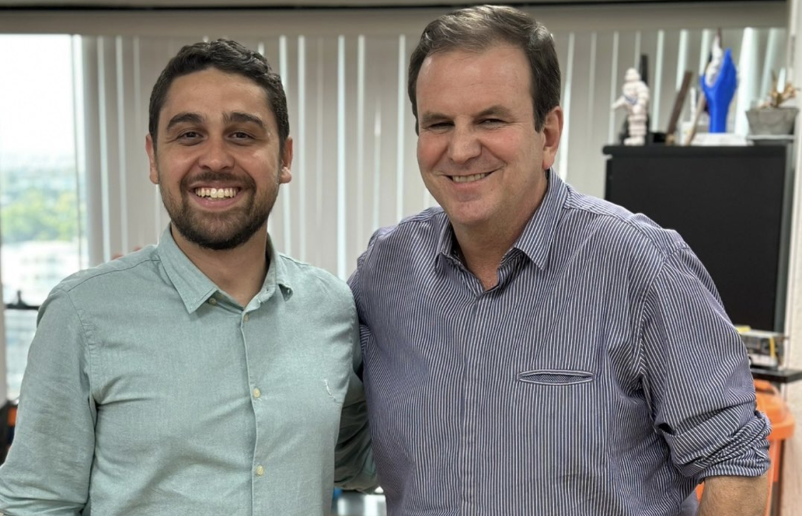 Eduardo Paes anunciou oficialmente por meio das redes sociais nesta segunda-feira (23), que o jornalista Chandy Teixeira irá coordenar pasta de games e esports da prefeitura do Rio de janeiro. O órgão foi oficializado em maio de 2022 e se constitui como a primeira organização voltada para a área. A pasta faz parte da Secretaria Municipal de Ciência e Tecnologia (SMCT).