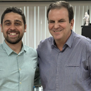 Eduardo Paes anunciou oficialmente por meio das redes sociais nesta segunda-feira (23), que o jornalista Chandy Teixeira irá coordenar pasta de games e esports da prefeitura do Rio de janeiro. O órgão foi oficializado em maio de 2022 e se constitui como a primeira organização voltada para a área. A pasta faz parte da Secretaria Municipal de Ciência e Tecnologia (SMCT).