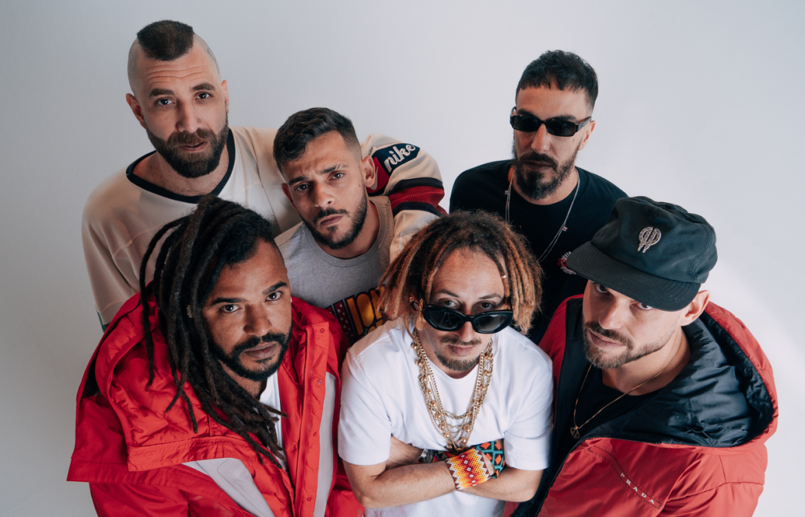 Se o hip hop brasileiro chegou no patamar que está hoje, com músicas liderando os principais charts, singles nas rádios, festivais por todo país, shows lotados e toda uma indústria por trás, muito se deve a ConeCrewDiretoria. O grupo rodou o Brasil, marcando uma geração e sendo fundamental para influenciar tantos artistas. Agora eles estão de volta com o single "Bug do Milênio", faixa que anuncia o tão esperado retorno em grande estilo.