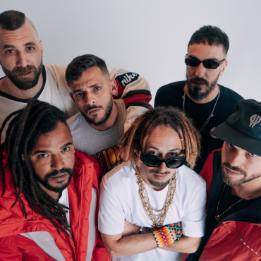 Se o hip hop brasileiro chegou no patamar que está hoje, com músicas liderando os principais charts, singles nas rádios, festivais por todo país, shows lotados e toda uma indústria por trás, muito se deve a ConeCrewDiretoria. O grupo rodou o Brasil, marcando uma geração e sendo fundamental para influenciar tantos artistas. Agora eles estão de volta com o single "Bug do Milênio", faixa que anuncia o tão esperado retorno em grande estilo.