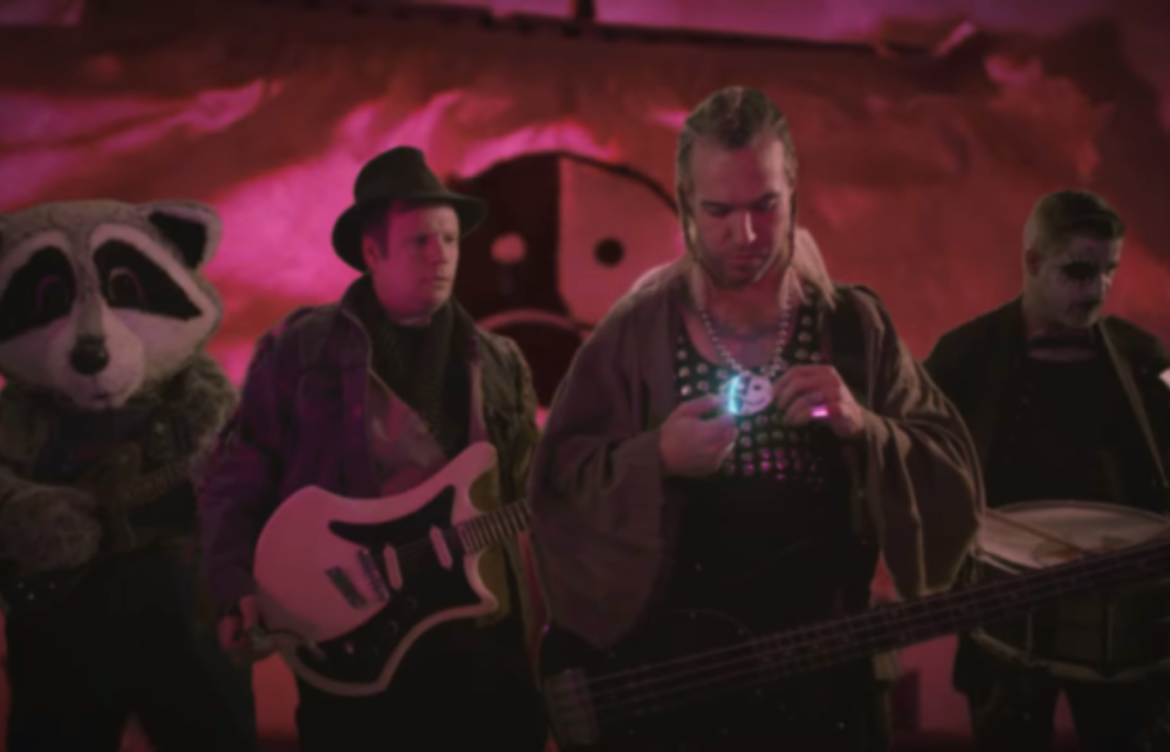 A banda de rock indicada ao GRAMMY Award, Fall Out Boy, anuncia o oitavo álbum de estúdio, "So Much (For) Stardust", com lançamento para o dia 24 de março de 2023 e dá o primeiro gostinho da novidade com o single "Love From The Other Side", já disponível em todas as plataformas digitais.