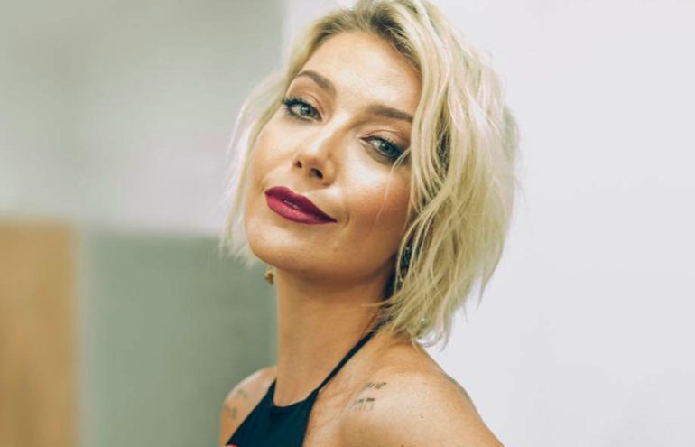 Na imagem, está Luiza Possi, possível participante do BBB23