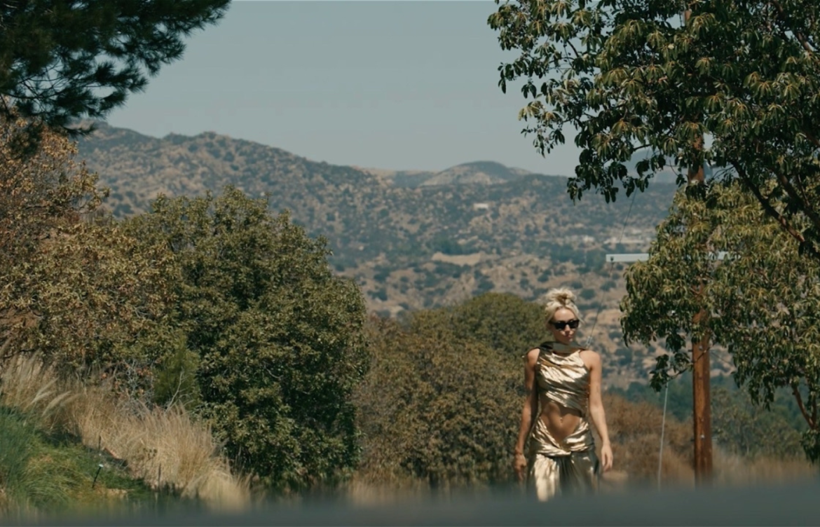 A artista multiplatina Miley Cyrus acaba de lançar “Flowers”, o primeiro single do seu 8° álbum de estúdio, “Endless Summer Vacation”.