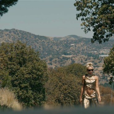 A artista multiplatina Miley Cyrus acaba de lançar “Flowers”, o primeiro single do seu 8° álbum de estúdio, “Endless Summer Vacation”.