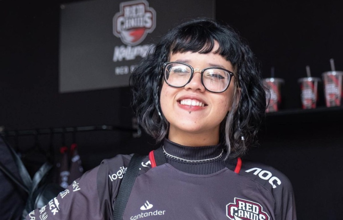 A Polícia Civil do Distrito Federal (PCDF) confirmou nesta quarta-feira (25) que o corpo de Ana Beatriz Marques, ou mais conhecida por "Nana" na comunidade do E-sports, foi o último membro encontrado em uma chacina envolvendo 10 vítimas no Distrito Federal. A grande fã do time RedCanids e do cenário de League of Legends, terá um homenagem dedicada na próxima partida do CBLOL, neste sábado (27).