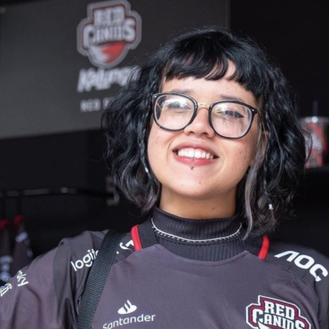 A Polícia Civil do Distrito Federal (PCDF) confirmou nesta quarta-feira (25) que o corpo de Ana Beatriz Marques, ou mais conhecida por "Nana" na comunidade do E-sports, foi o último membro encontrado em uma chacina envolvendo 10 vítimas no Distrito Federal. A grande fã do time RedCanids e do cenário de League of Legends, terá um homenagem dedicada na próxima partida do CBLOL, neste sábado (27).