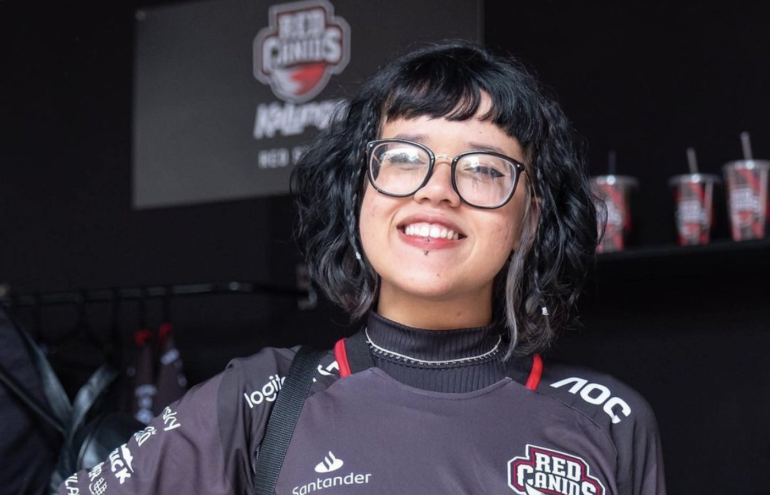 A Polícia Civil do Distrito Federal (PCDF) confirmou nesta quarta-feira (25) que o corpo de Ana Beatriz Marques, ou mais conhecida por "Nana" na comunidade do E-sports, foi o último membro encontrado em uma chacina envolvendo 10 vítimas no Distrito Federal. A grande fã do time RedCanids e do cenário de League of Legends, terá um homenagem dedicada na próxima partida do CBLOL, neste sábado (27).