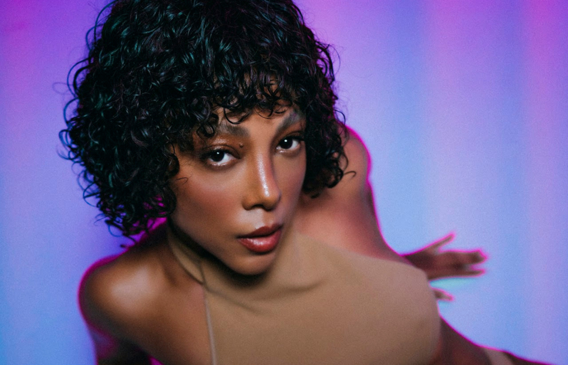 Além de dar a voz para a música de abertura da nova novela das 19h da Globo, “Vai Na Fé”, Negra Li foi inspiração para a construção da personagem principal, Sol, interpretada por Sheron Menezzes.