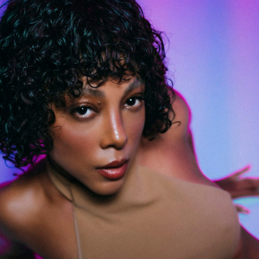 Além de dar a voz para a música de abertura da nova novela das 19h da Globo, “Vai Na Fé”, Negra Li foi inspiração para a construção da personagem principal, Sol, interpretada por Sheron Menezzes.