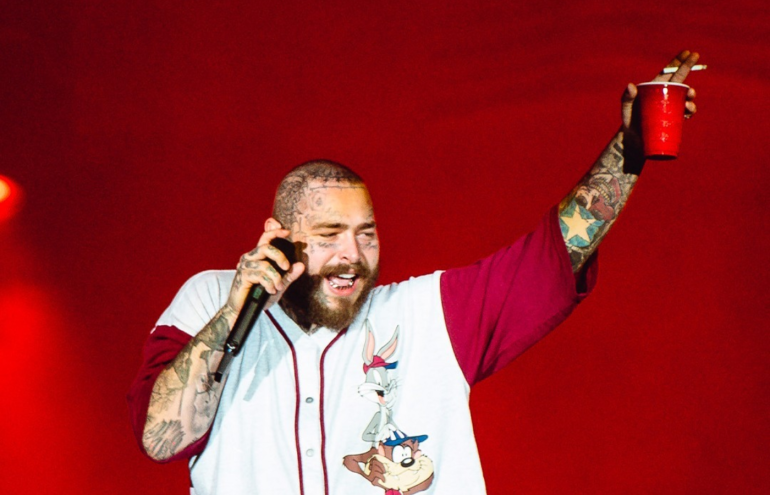 Post Malone arrastou uma multidão para seu show no Lollapalooza em 2022 e agora será a vez de São Paulo assistir de perto o norte-americano cantar seus maiores sucessos. O artista foi confirmado oficialmente nesta quarta-feira (25), como uma das atrações principais do The Town como headliner no Palco Skyline.