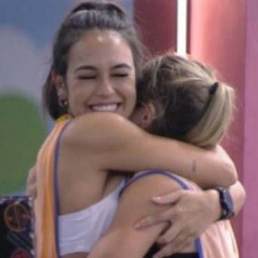 Larissa e Bruna Griphao comemorando a liderança no BBB23.
