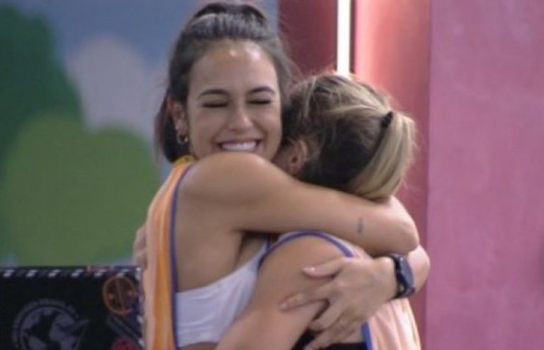 Larissa e Bruna Griphao comemorando a liderança no BBB23.