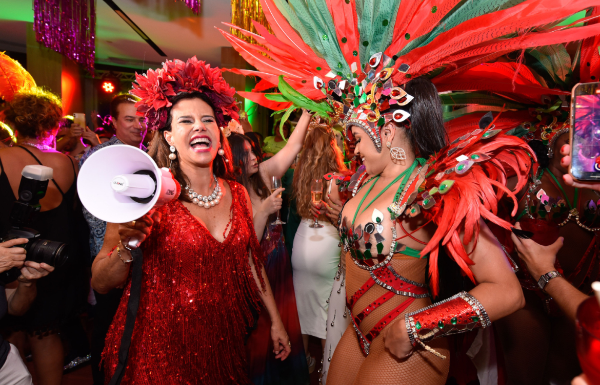 A 1ª edição do Baile da Narcisa, que rolou na noite de sábado (4) inaugurou a temporada de carnaval no Rio. Organizado por Narcisa Tamborindegui ao lado do amigo Bruno Chateaubriand, o evento reuniu celebridades, políticos e empresários no hote