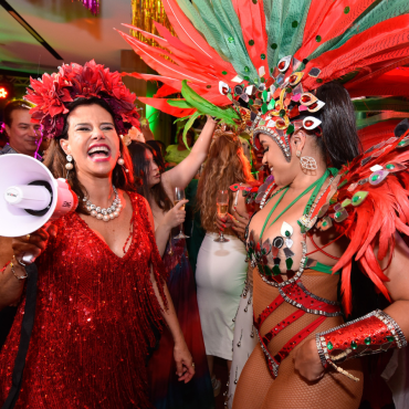 A 1ª edição do Baile da Narcisa, que rolou na noite de sábado (4) inaugurou a temporada de carnaval no Rio. Organizado por Narcisa Tamborindegui ao lado do amigo Bruno Chateaubriand, o evento reuniu celebridades, políticos e empresários no hote