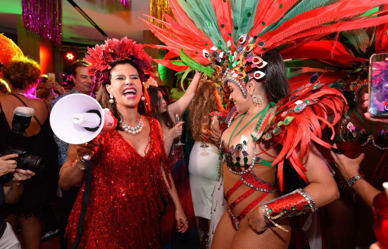 A 1ª edição do Baile da Narcisa, que rolou na noite de sábado (4) inaugurou a temporada de carnaval no Rio. Organizado por Narcisa Tamborindegui ao lado do amigo Bruno Chateaubriand, o evento reuniu celebridades, políticos e empresários no hote