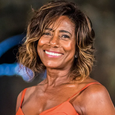 A jornalista Glória Maria morreu nesta quinta-feira (02), em decorrência de um câncer de pulmão. “É com muita tristeza que anunciamos a morte de nossa colega, a jornalista Glória Maria” informou um comunicado oficial da TV Globo à imprensa.