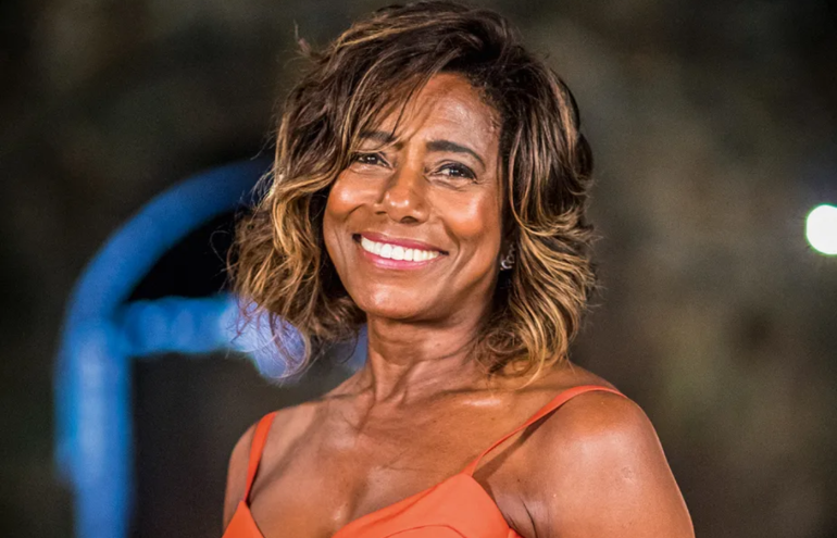 A jornalista Glória Maria morreu nesta quinta-feira (02), em decorrência de um câncer de pulmão. “É com muita tristeza que anunciamos a morte de nossa colega, a jornalista Glória Maria” informou um comunicado oficial da TV Globo à imprensa.