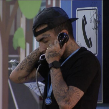 Guimê antendendo o big fone