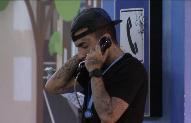 Guimê antendendo o big fone