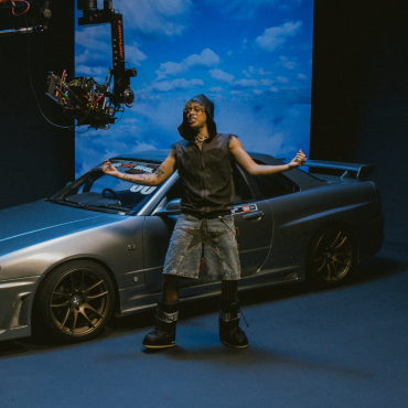 Depois do sucesso inigualável de “Vampiro”, Teto, WIU e Matuê acabam de divulgar nas principais plataformas o novo single “Flow Espacial”, que vem sendo aquecido entre os fãs com prévias divulgadas nas redes sociais há mais de um ano. A faixa chega acompanhada de um clipe psicodélico disponível no canal da 30PRAUM no YouTube.