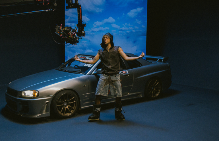 Depois do sucesso inigualável de “Vampiro”, Teto, WIU e Matuê acabam de divulgar nas principais plataformas o novo single “Flow Espacial”, que vem sendo aquecido entre os fãs com prévias divulgadas nas redes sociais há mais de um ano. A faixa chega acompanhada de um clipe psicodélico disponível no canal da 30PRAUM no YouTube.