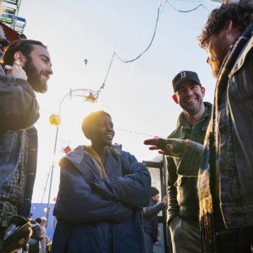 John Krasinski ao lado de Lupita Nyong'o e equipe nos bastidores da gravação do terceiro filme "Um Lugar Silencioso". Foto: Twitter/@johnkrasinski
