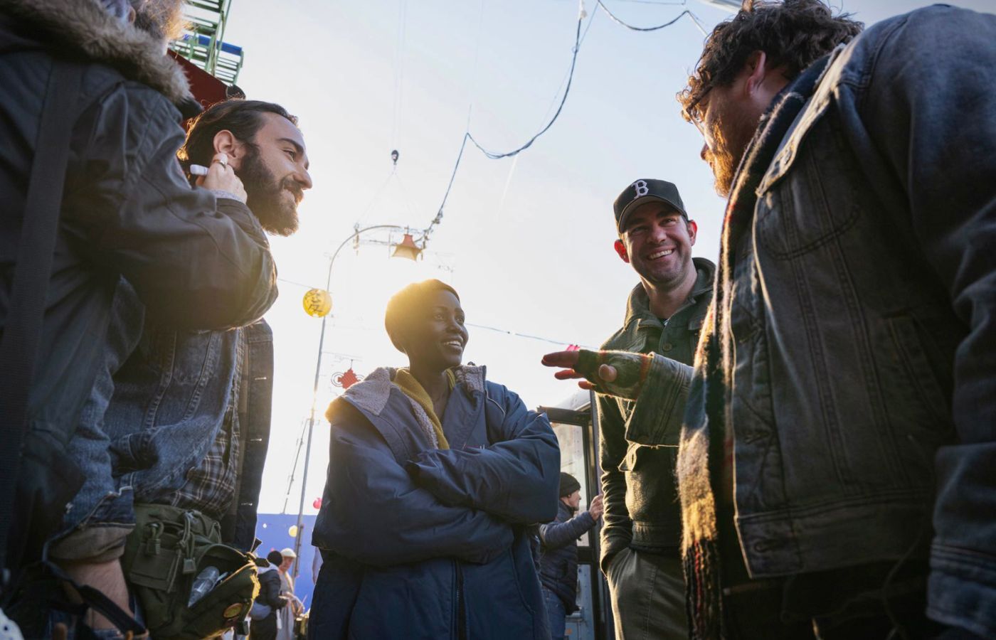 John Krasinski ao lado de Lupita Nyong'o e equipe nos bastidores da gravação do terceiro filme "Um Lugar Silencioso". Foto: Twitter/@johnkrasinski
