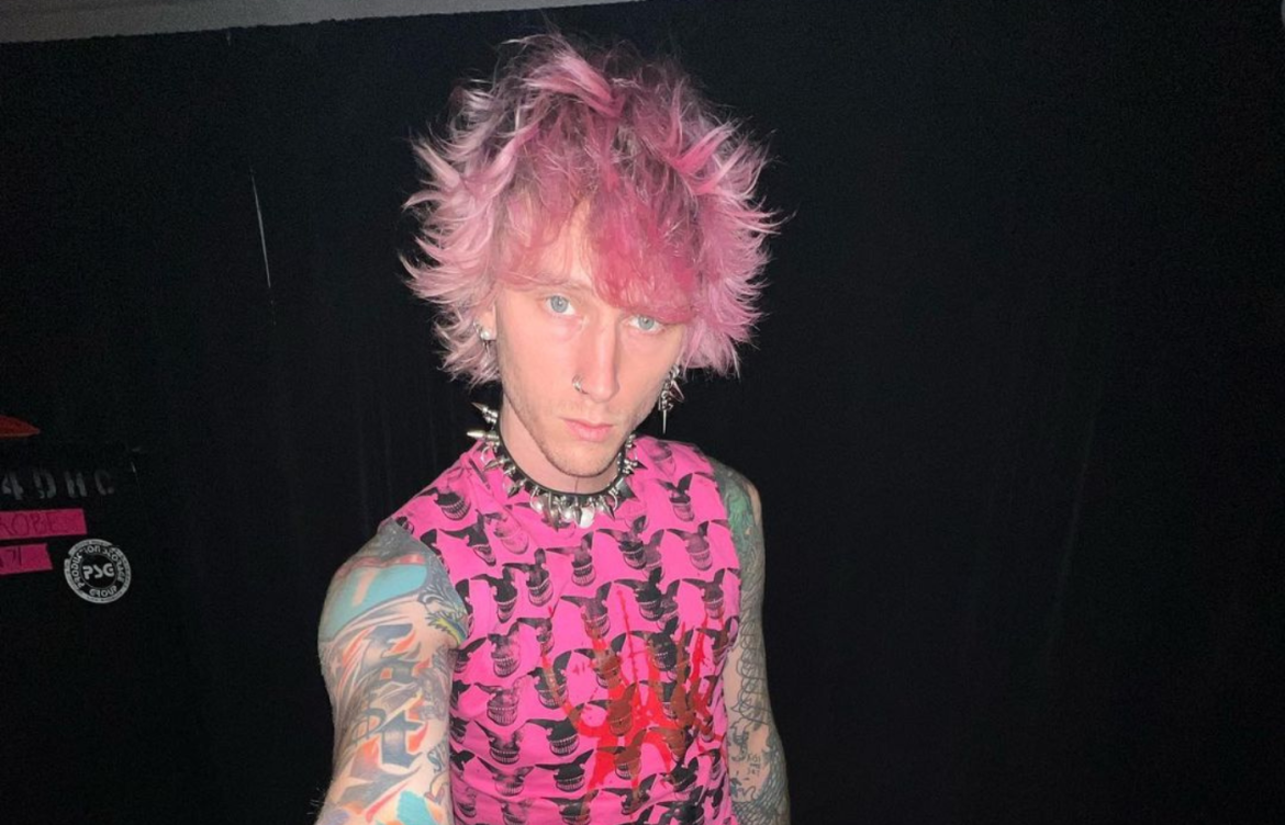 Machine Gun Kelly, também conhecido como MGK, retornará ainda este ano. O artista que acabou de se apresentar no Lollapalooza Brasil virá em show solo no final de 2023. A informação foi compartilhada pelo jornalista José Noberto Flesch.