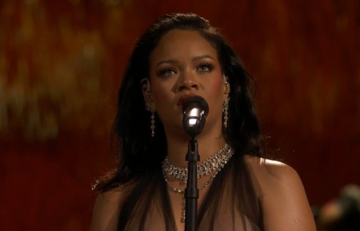Oscar 2023 Rihanna faz performance ao vivo de "Lit Me Up"; confira