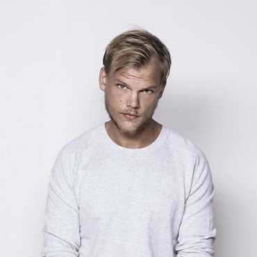 Em 20 de abril de 2017, os amantes da música eletrônica ficavam órfãos de um dos maiores contribuintes para o cenário. Tim Bergling, mais conhecido como Dj Avicci, nos deixava no auge de seus 28 anos com uma carreia sólida e repleta de sucessos.