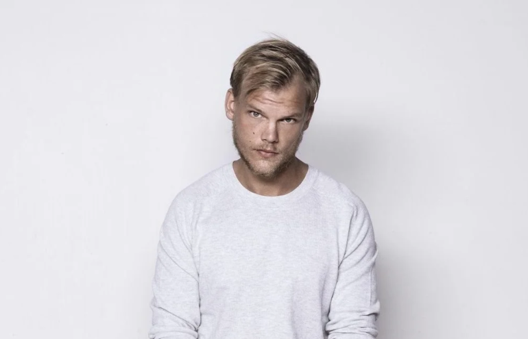 Em 20 de abril de 2017, os amantes da música eletrônica ficavam órfãos de um dos maiores contribuintes para o cenário. Tim Bergling, mais conhecido como Dj Avicci, nos deixava no auge de seus 28 anos com uma carreia sólida e repleta de sucessos.