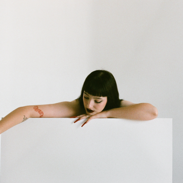 Jenni lança, no dia 7 de abril, a música “FEMMINA”. Single de estreia que dá nome ao seu segundo álbum, previsto para maio, é um darkpop intenso que ela define como “o passar da meia noite em meia à selva”.