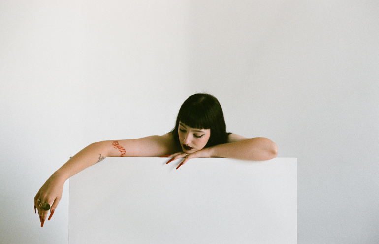 Jenni lança, no dia 7 de abril, a música “FEMMINA”. Single de estreia que dá nome ao seu segundo álbum, previsto para maio, é um darkpop intenso que ela define como “o passar da meia noite em meia à selva”.