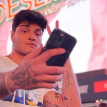 É David Kneip, tá bom? Se você já ouviu esse trecho em alguma música com certeza conhece alguma canção do artista. E quem não conhece, mas estava passando pela Times Square na última quarta-feira (12) viu trechos do “No Beat Ela Desenrola”, novo clipe de Kneip com Will e DJ PH da VP passando em tela cheia.