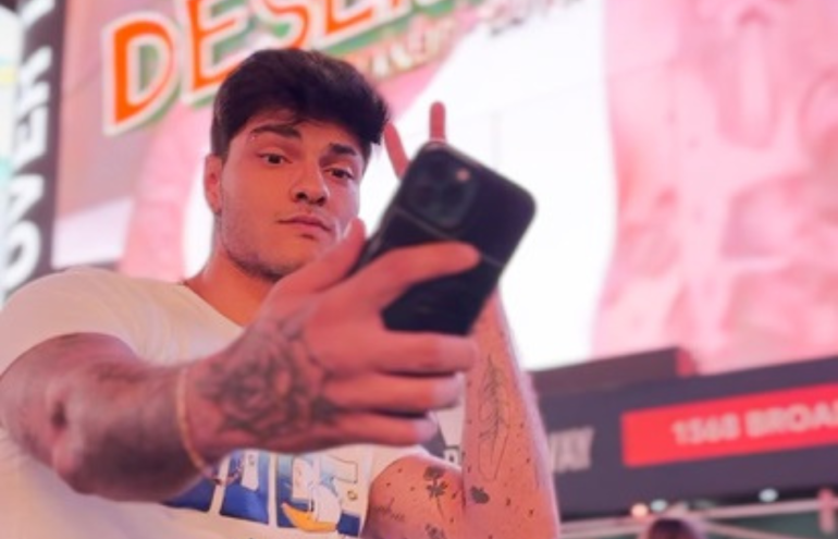 É David Kneip, tá bom? Se você já ouviu esse trecho em alguma música com certeza conhece alguma canção do artista. E quem não conhece, mas estava passando pela Times Square na última quarta-feira (12) viu trechos do “No Beat Ela Desenrola”, novo clipe de Kneip com Will e DJ PH da VP passando em tela cheia.