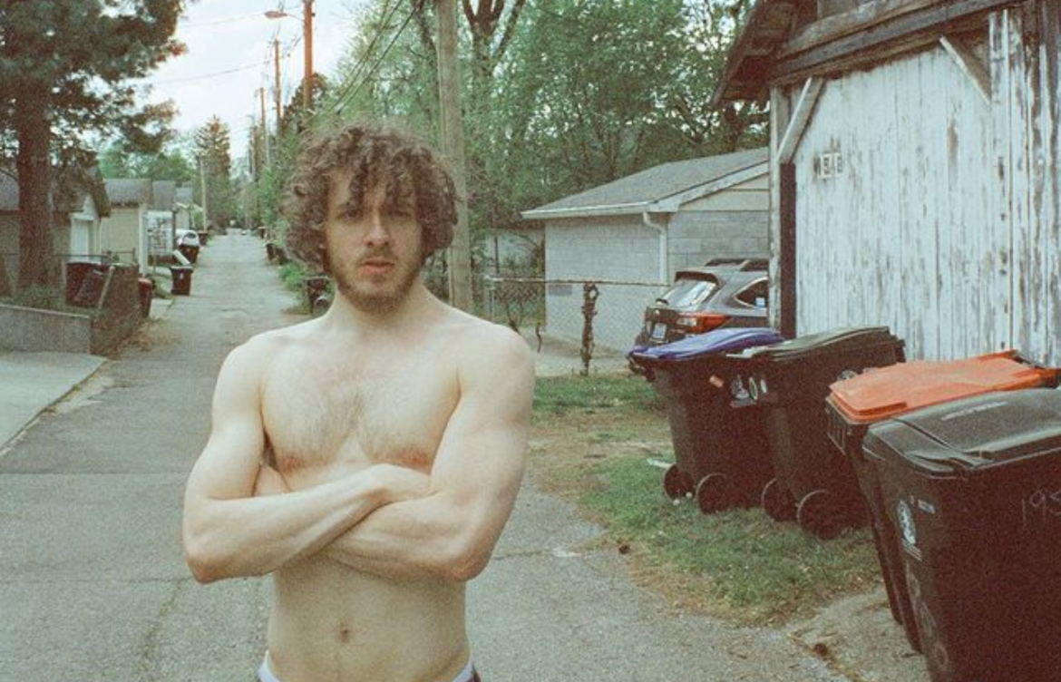 Jack Harlow surpreendeu os fãs e anunciou em suas redes sociais o seu quinto álbum da carreira intitulado "Jackman." que sucede o aclamado "Come Home the Kids Miss You". A nova produção chega às plataformas nesta sexta-feira (28).