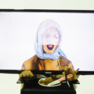 Se elas já causam, imagina juntas! Luanna e Lia Clark lançaram nesta quinta-feira (06) o videoclipe de "Karalhação", um ousado clipe com estética dos anos 2000 com muita curtição bem do jeitinho que a gente gosta.