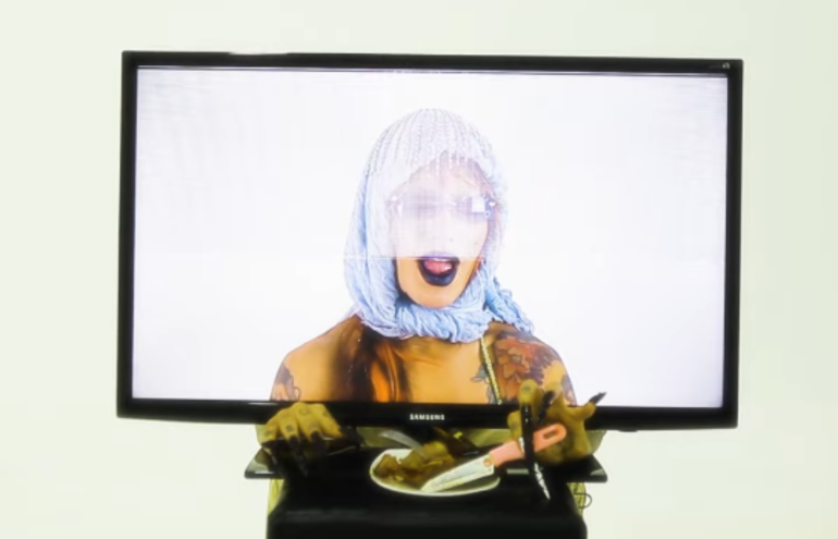 Se elas já causam, imagina juntas! Luanna e Lia Clark lançaram nesta quinta-feira (06) o videoclipe de "Karalhação", um ousado clipe com estética dos anos 2000 com muita curtição bem do jeitinho que a gente gosta.