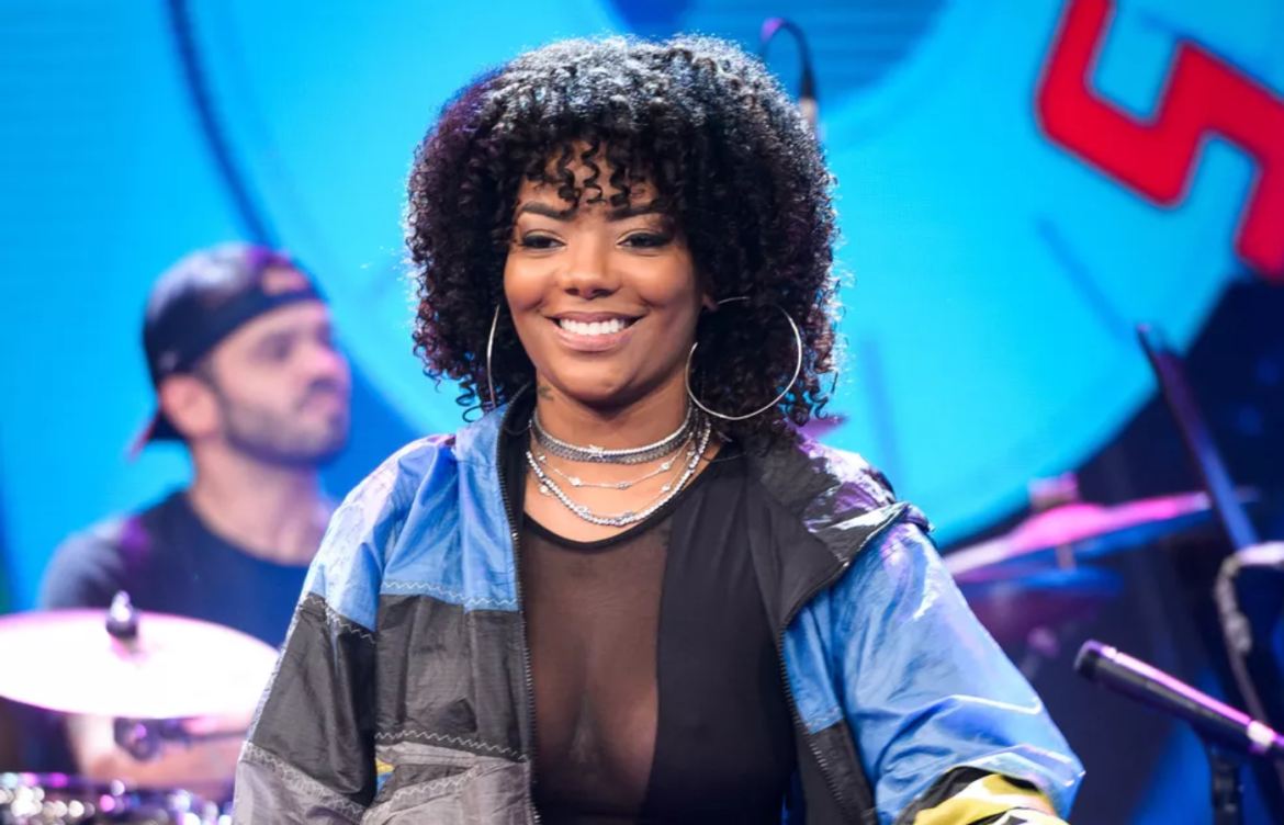 Ludmilla foi convidada do programa Altas Horas na noite deste sábado (22). A artista brilhou ao lado de Delacruz e Gaab com a primeira performance ao vivo da canção "Briga Demais", faixa do seu recente álbum "Vilã".